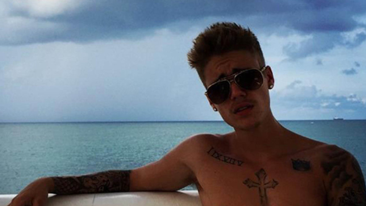 Justin Bieber njuter av lite tid till havs. 