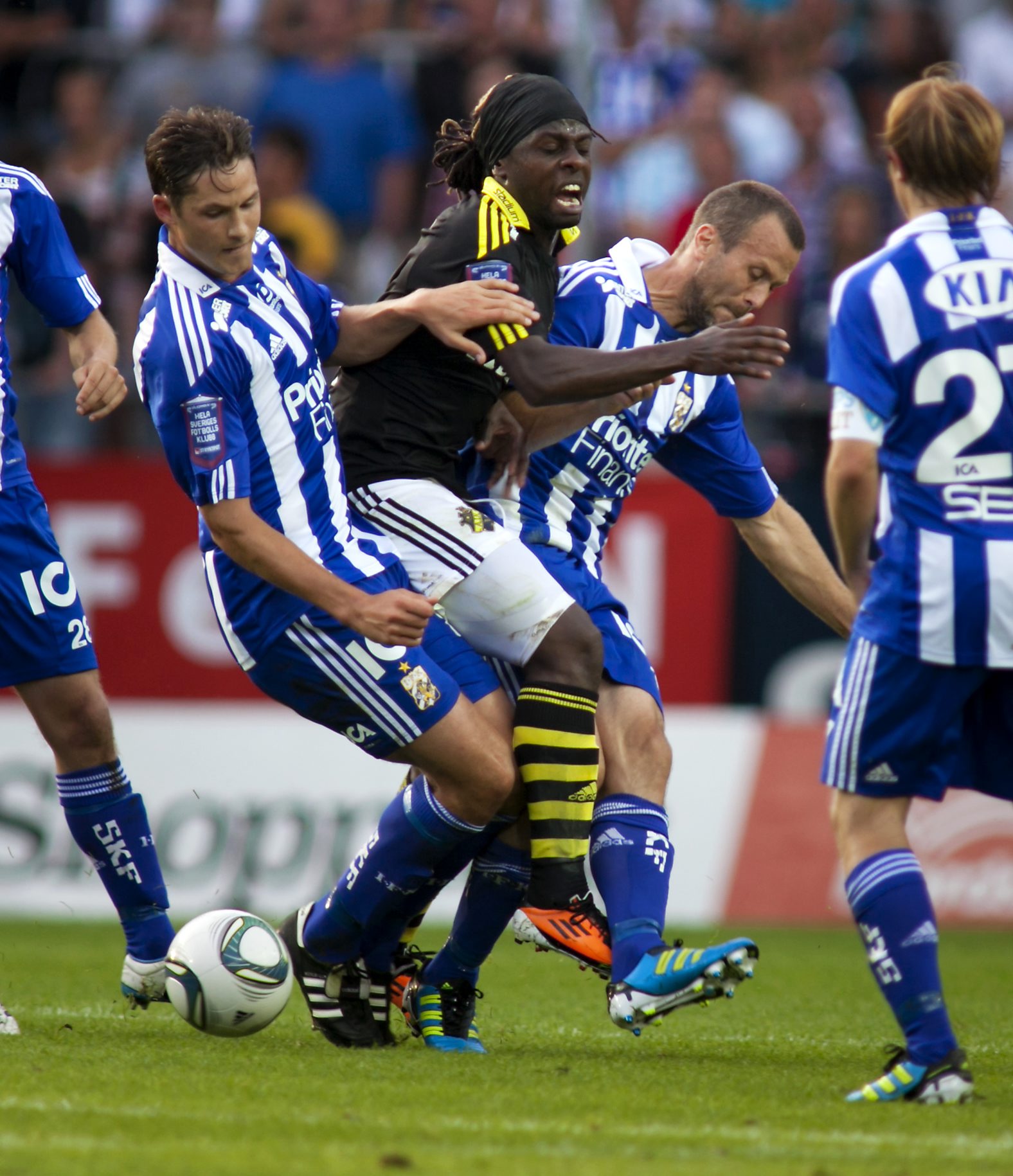 Den 24-årige mittfältaren gick hårt åt bland andra Martin Mutumba i debutmatchen mot AIK.