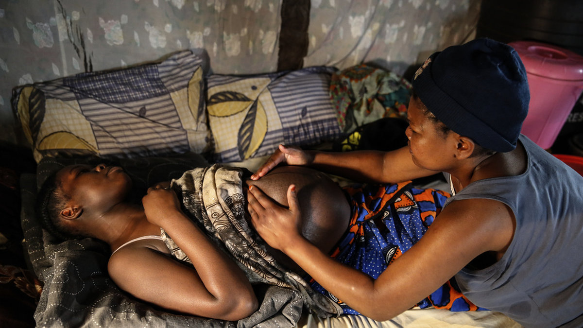 En kvinna föder med hjälp av en traditionell barnmorska i den informella bosättningen Kibera i Kenyas huvudstad Nairobi. Landets mödradödlighet är en av de högsta i världen.