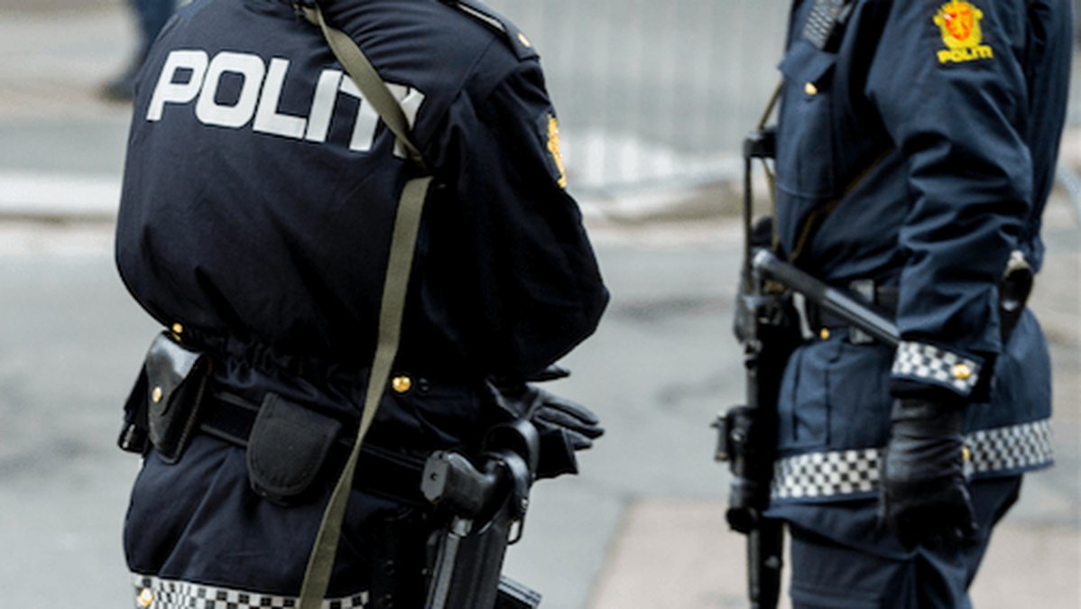 "Eftersom personen anträffades i ett rör så är kroppen lite svår att komma åt. Det är en liten operation som måste till för att polisen ska få tag i kroppen", sa Svein Arild Jørundland som är insatsledare på Oslopolisen, till NRK.