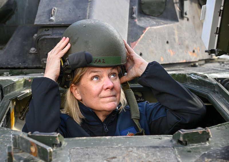 Statsminister Magdalena Andersson fick provköra ett av försvarets stridsfordon 90 i Norge.