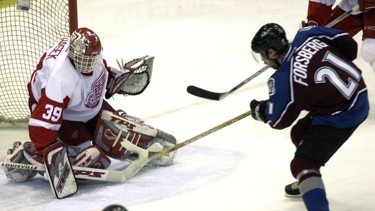 Här är det Peter Forsberg som försöker göra mål under en match mellan rivalerna Red Wings och Avalanche.