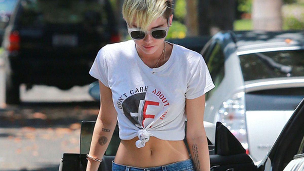 Miley Cyrus rockade minimala jeansshorts.
