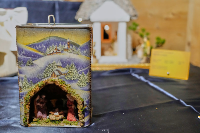 Julkrubba gjord i en gammal plåtburk för matolja.