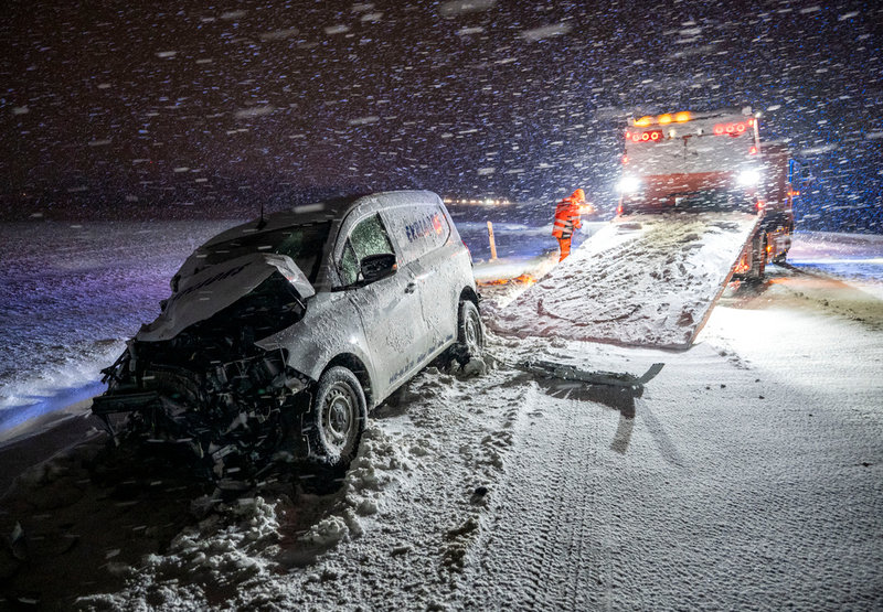 En bil bärgas från riksväg 17 utanför Landskrona på torsdagskvällen. 