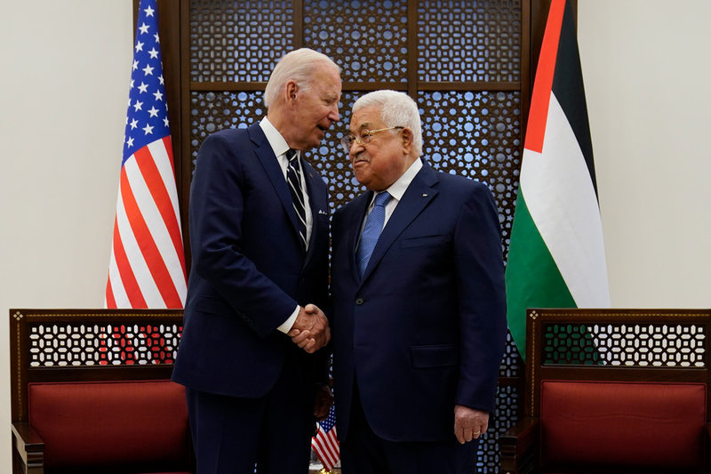 Mahmoud Abbas och Joe Biden skakar hand.