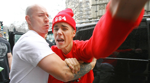 Justin Biebers temperament blir värre och värre. Så här såg det ut när han gick till attack mot en paparazzifotograf i London nyligen. 