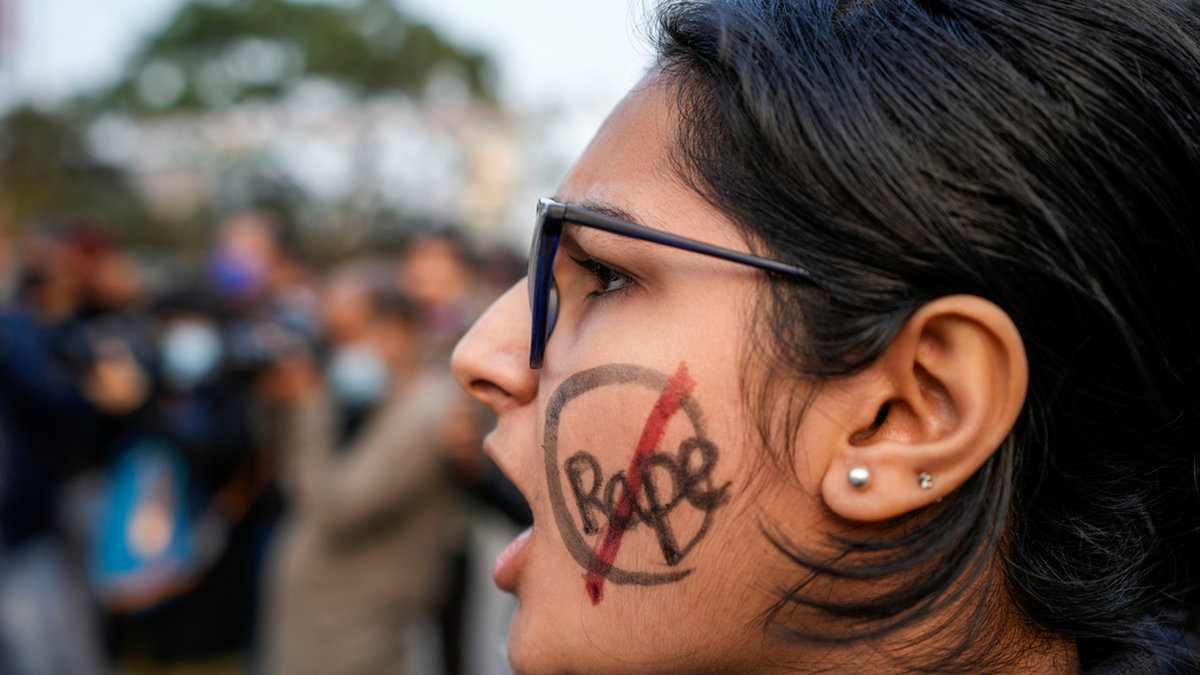 En universitetsstudent i New Delhi protesterar efter en gruppvåldtäkt mot en ung kvinna i Calcutta 2022.
