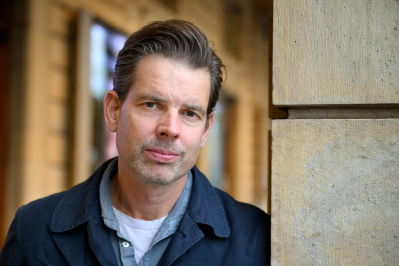 Alex Schulman debuterar som filmregissör med "Arkipelag". 