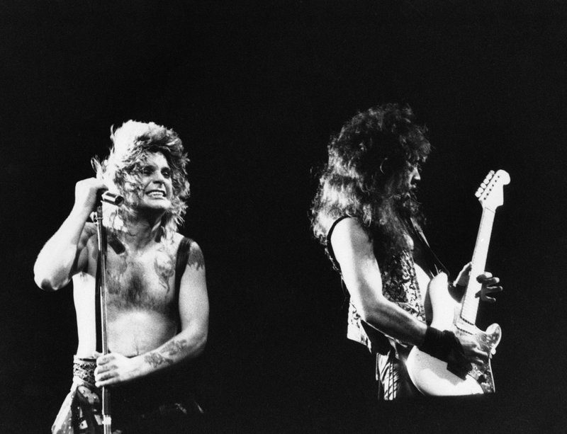 Ozzy Osbourne, vänster, uppträder i Rio de Janeiro i Brasilien i januari 1985.