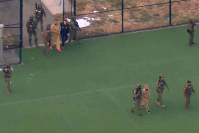 Nicolas Maduro, överst till vänster i bild, och hans fru Cilia Floers, längst ned till höger i bild, eskorteras till en helikopter av amerikanska styrkor. Helikoptern ska ta dem till Manhattan Federal Court under måndagen den 5 januari 2026. Foto: WABC/AP/TT