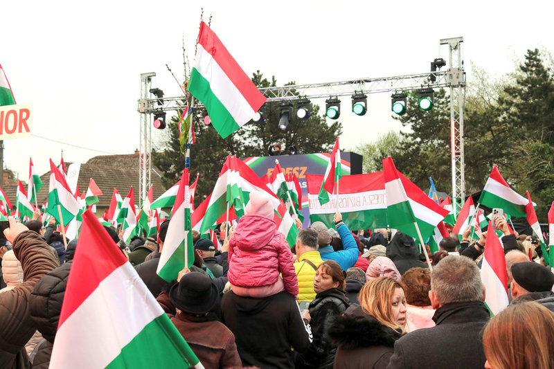 Ungerska flaggor vajar under Fidesz valmöte i Ócsa, som har drygt 9 000 invånare och ligger i länet Pest som omger huvudstaden Budapest. Pest anses vara ett av de områden som kan avgöra valet den 12 april.