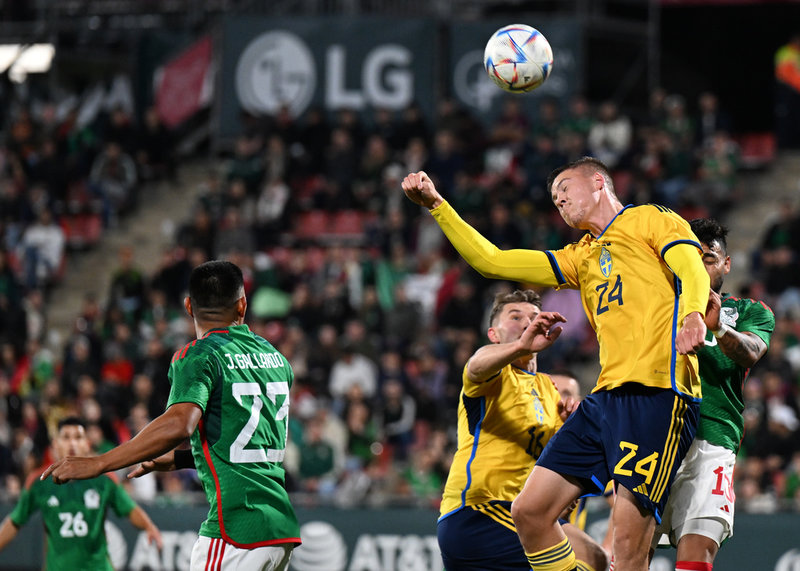 Emil Holm hyllas av Janne Andersson – bland annat för alla bollar han nickade bort.