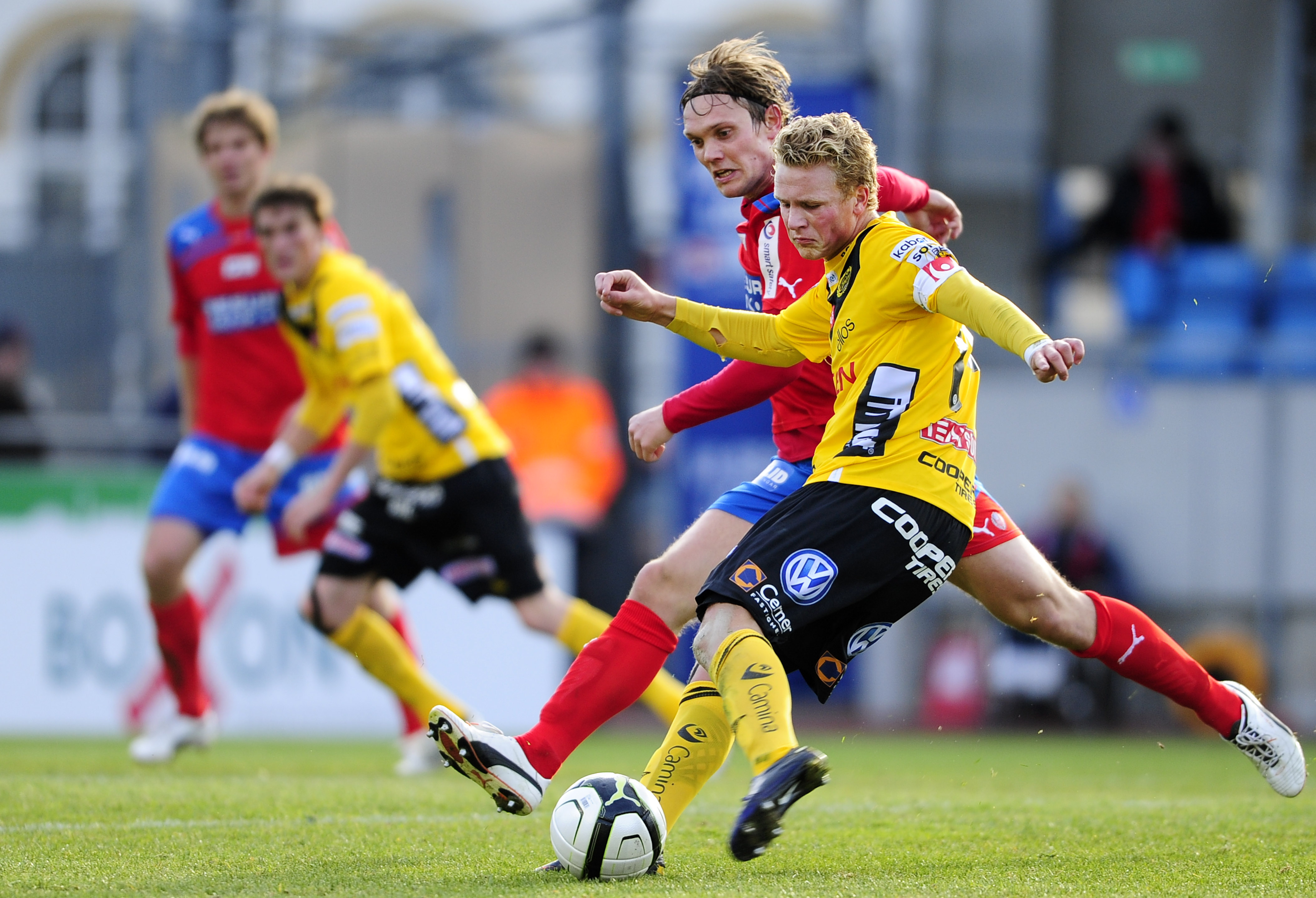 Helsingborgs Thomas Sörum försvarar mot Oscar Hiljemark.