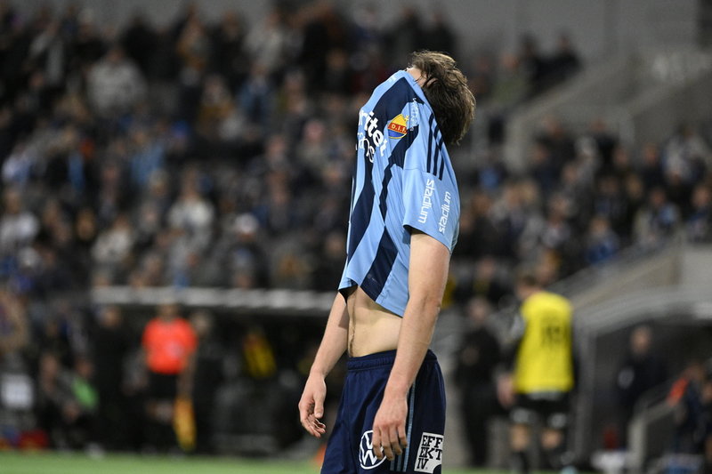 Djurgårdens Hjalmar Ekdal deppar. Mittbacken var inblandad i Häckens segermål.