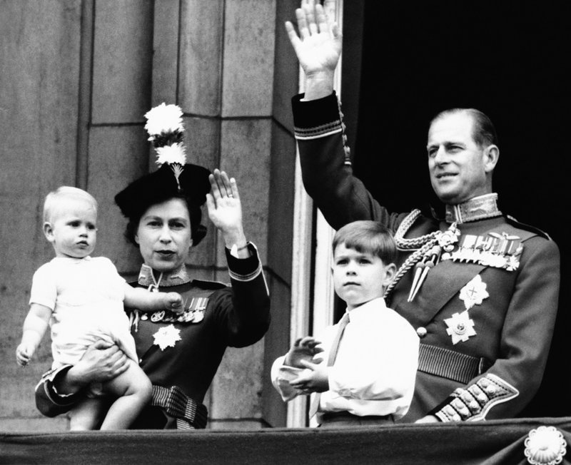 Drottningparet Elizabeth och Philip vinkar från Buckingham Palace i juni 1965, tillsammans med sönerna Edward och Andrew.