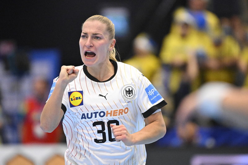 Tysklands jublar Jenny Behrend i en landskamp mot Sverige i Ystad före VM. Arkivbild.