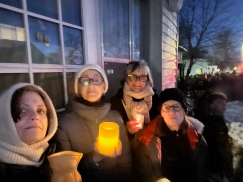 Aktivisten Sarah Stephens, näst längst till höger, med vänner vid en minnesstund för trebarnsmamman Renee Good, som sköts ihjäl av ICE-polis i Minneapolis i januari. 