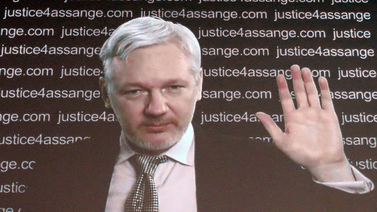Julian Assange brukar hålla videokonferenser från ambassaden.