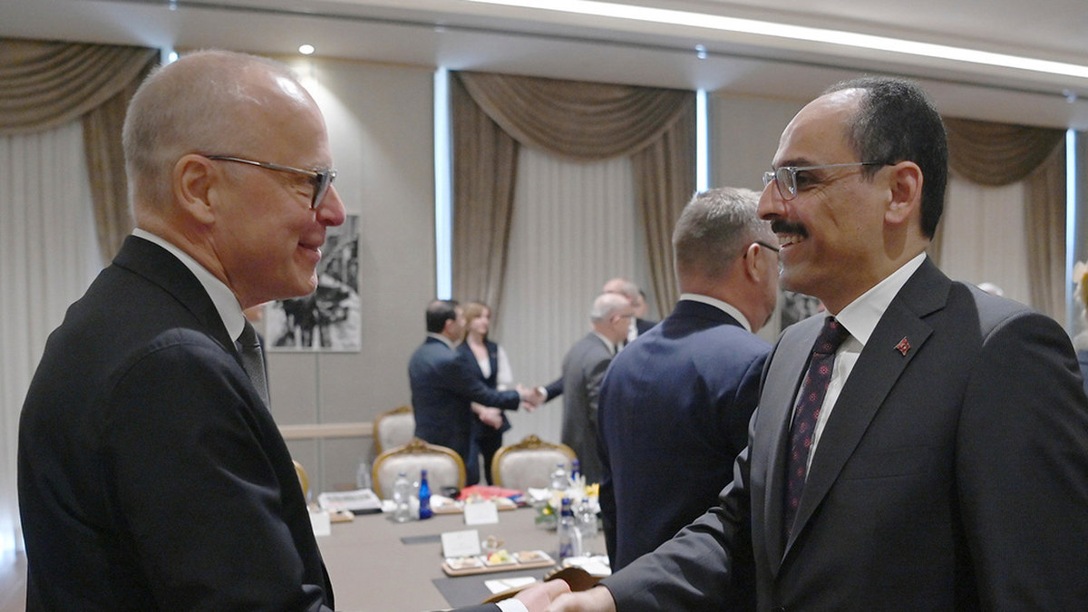 Ibrahim Kalin, talesperson för Turkiets president Recep Tayyip Erdogan (till höger), tar emot Sveriges representant Oscar Stenström. i maj 2022. Arkivbild.