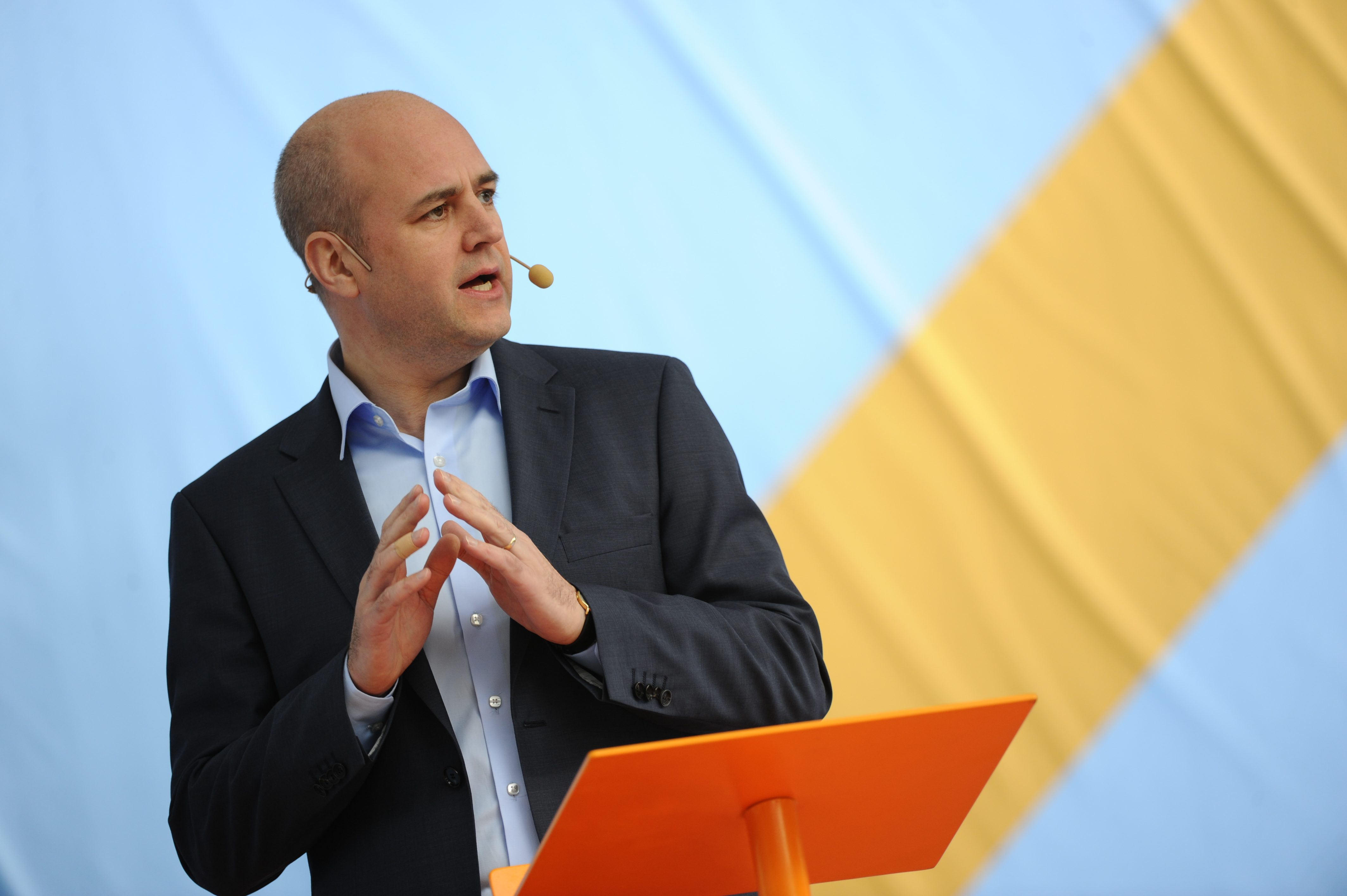Enligt Esbjörnsson är Fredrik Reinfeldt en ynkrygg.