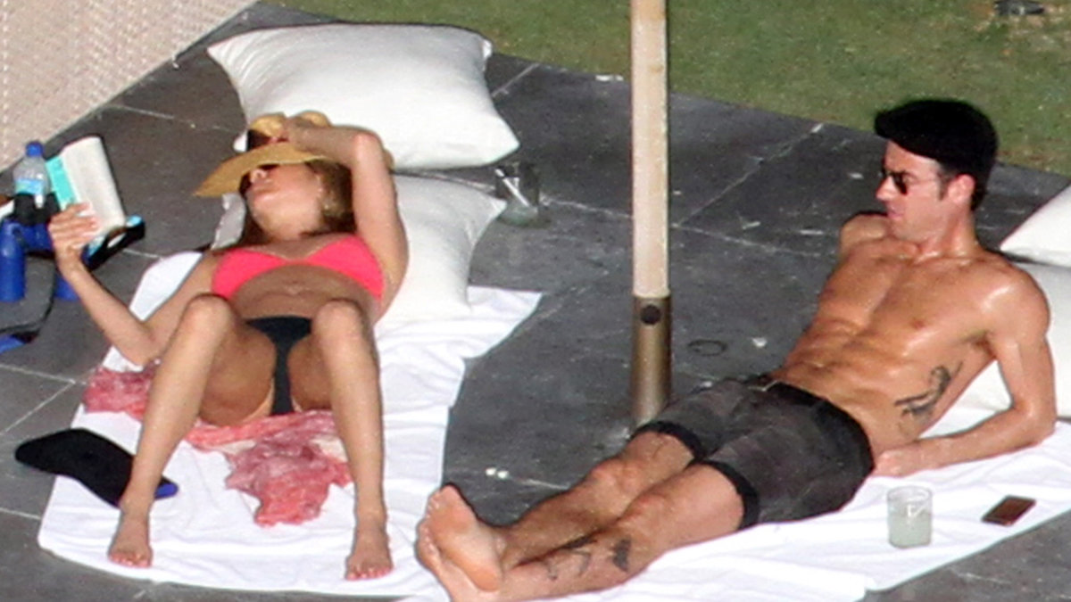 Jennifer Aniston och Justin Theroux slappar i solen.