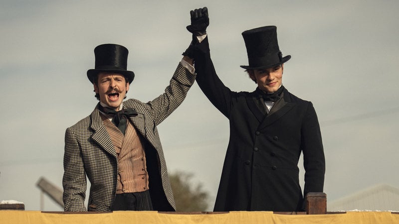 Anthony Boyle och Louis Partridge spelar bröderna Arthur och Edward Guinness i "House of Guinness" på Netflix. 