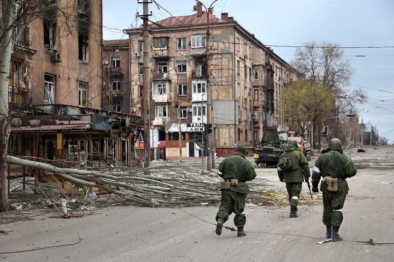 Delar av milisen från utbrytarrepubliken i Donetsk i Mariupol, den 16 april.