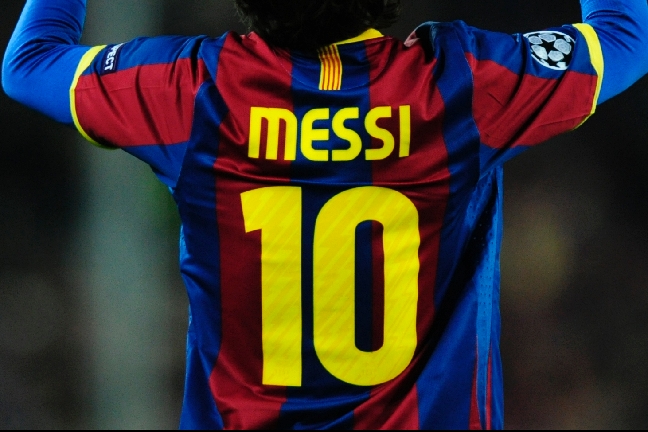 Alla vill ha Leo Messis signatur på ett kontrakt.