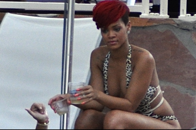 Det ser tajt ut för Rihanna, en mer avslappnad look kanske skulle passa bättre vid poolen. 