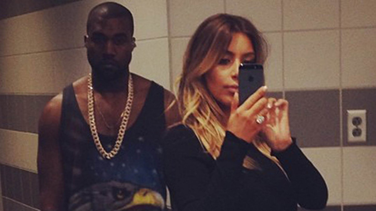Kanye West och Kim Kardashian – utan trosor! – tar en selfie i badrummet. Kanye ser ju glad ut...
