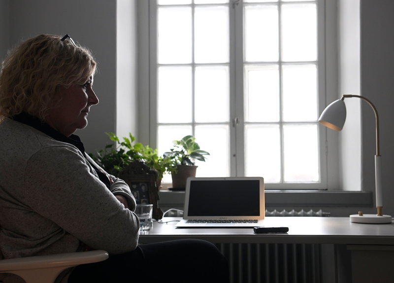 'Det kan man tycka är ett öde att vara förknippad med en sådan fasansfull händelse, som jag per automatik blir. Om jag går på en S-kongress pratar alla med mig om Anna. Det tyckte jag var jobbigt i början men det har jag lärt mig att leva med och förhålla mig till. Det blev en del av mitt liv och det går inte heller att ändra på', säger Eva Franchell – här i sitt skrivrum på Skeppsholmen i Stockholm.