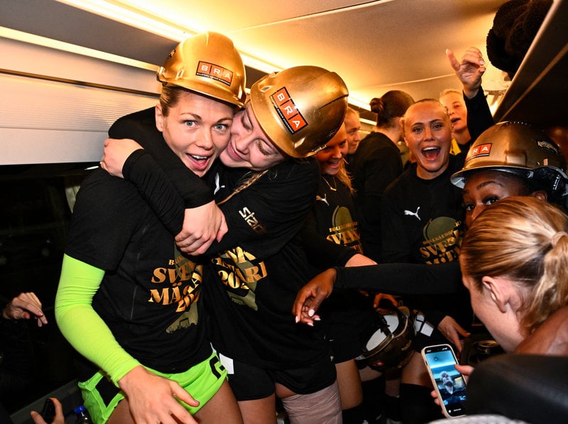 Häcken firar SM-guldet på lagbussen innan avresa till hotellet.