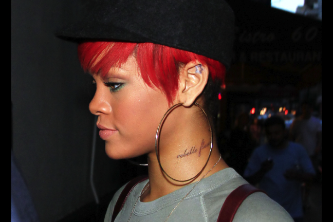 Rihannas tatuering "rebelle fleur" skapade rubriker när det visade sig att det egentligen skrivs "fleur rebelle" på franska.