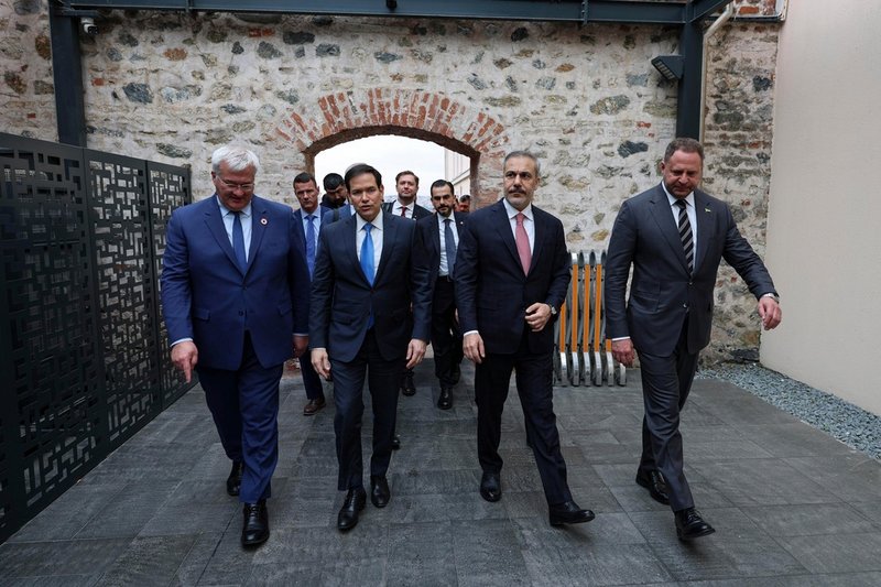 Den ukrainska delegationen tillsammans med Turkiets utrikesminister Hakan Fidan och USA:s utrikesminister Marco Rubio.