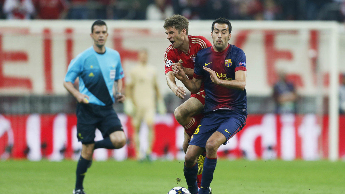 Bayerns Thomas Muller i närkamp med Barcelonas Sergio Busquets