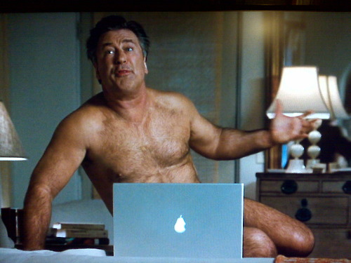 Skådisen Alec Baldwin visar sin "dad bod" i filmen "It'...