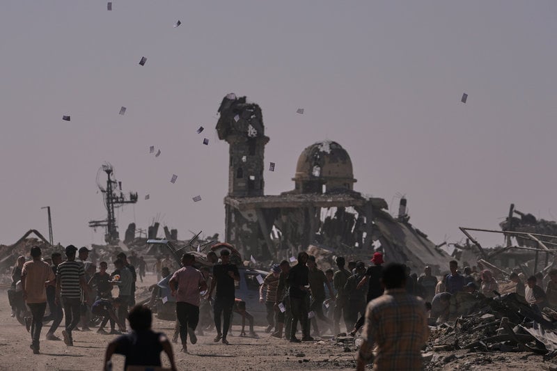 Flygblad om gula linjen regnar över Khan Yunis i södra Gaza i förra veckan.