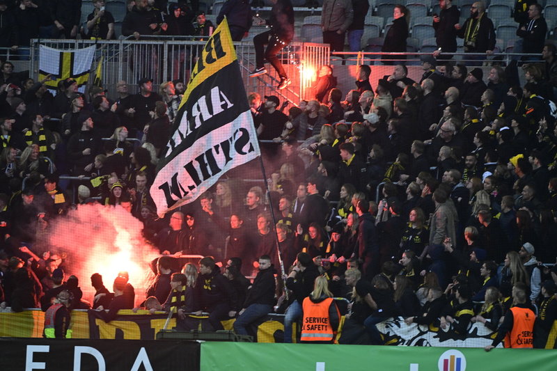 Supportrar från båda lagen kastade bengaler mot varandra.