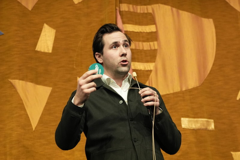 Bistånds- och utrikeshandelsminister Benjamin Dousa (M) med snusdosa i handen, vid ett besök i en gymnasieskola i Stenungsund den 3 mars.