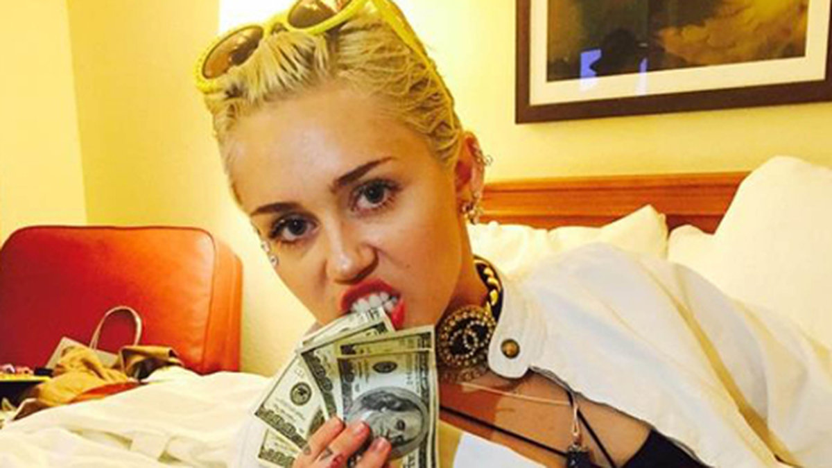 Miley gosar med sina fickpengar.