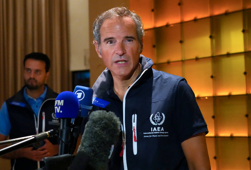 IAEA-chefen Rafael Grossi talar till pressen tidigt på onsdag morgon.