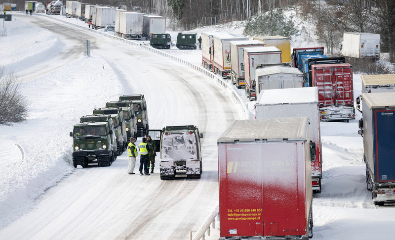 Ett stort antal lastbilar satt fast på E22 vid Linderöd till sent på torsdagskvällen, då bärgningen var klar.