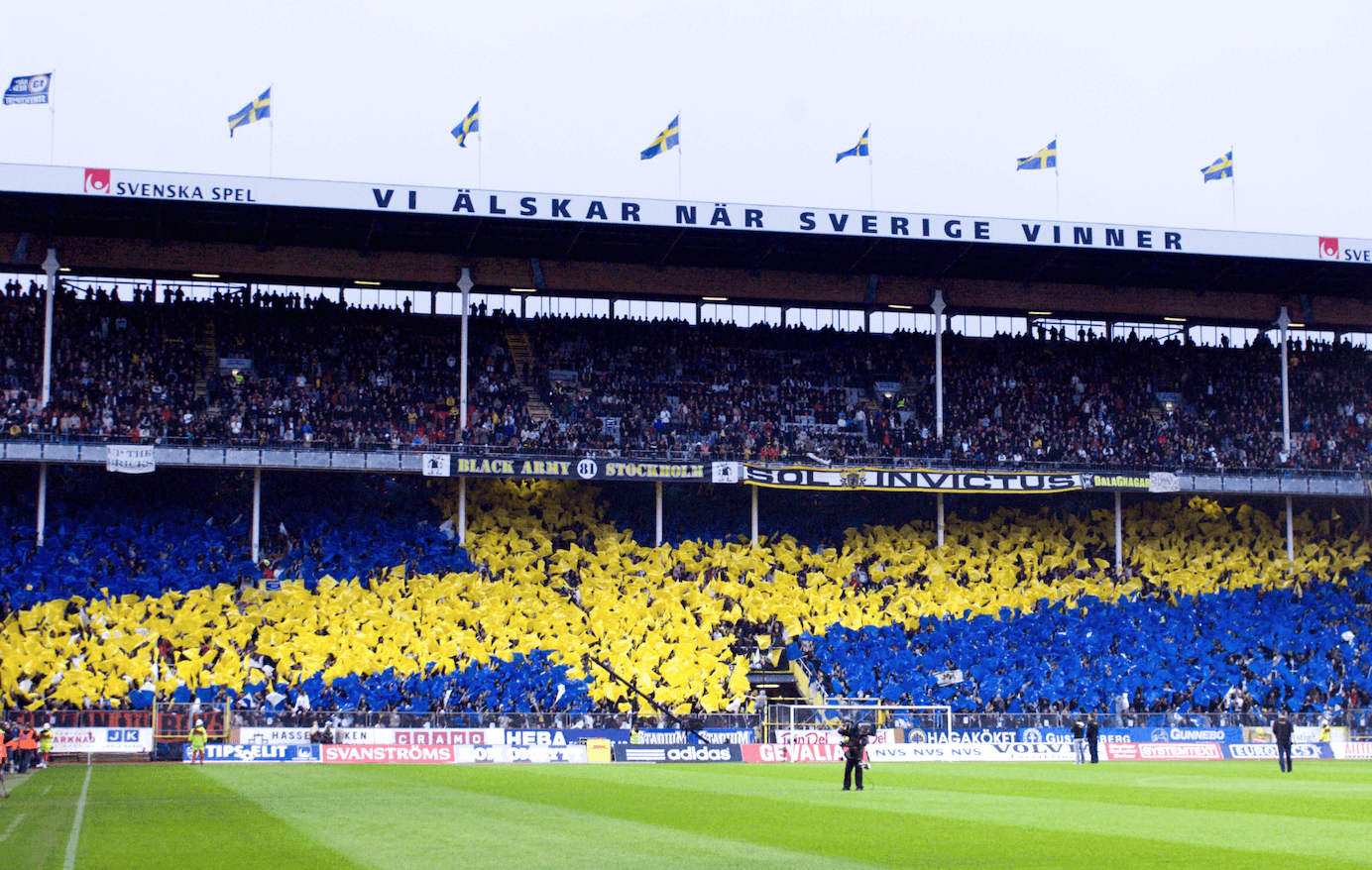 Dubbel-tifot med den svenska flaggan på Råsunda. Dubbel-tifot med den svenska flaggan på Råsunda.