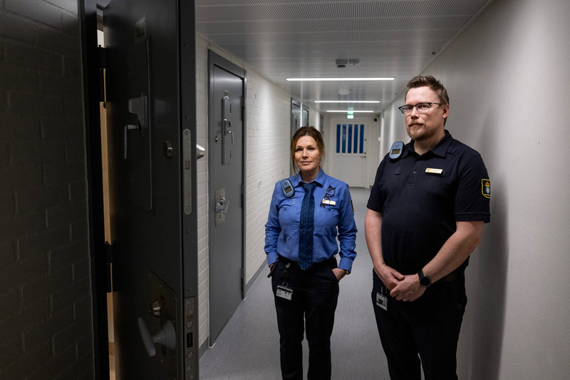 Kriminalvårdaren Pia Wihlborg och anstaltschefen Gabriel Wessman på en av de avdelningar som ställs i ordning för 13-14-åringar.