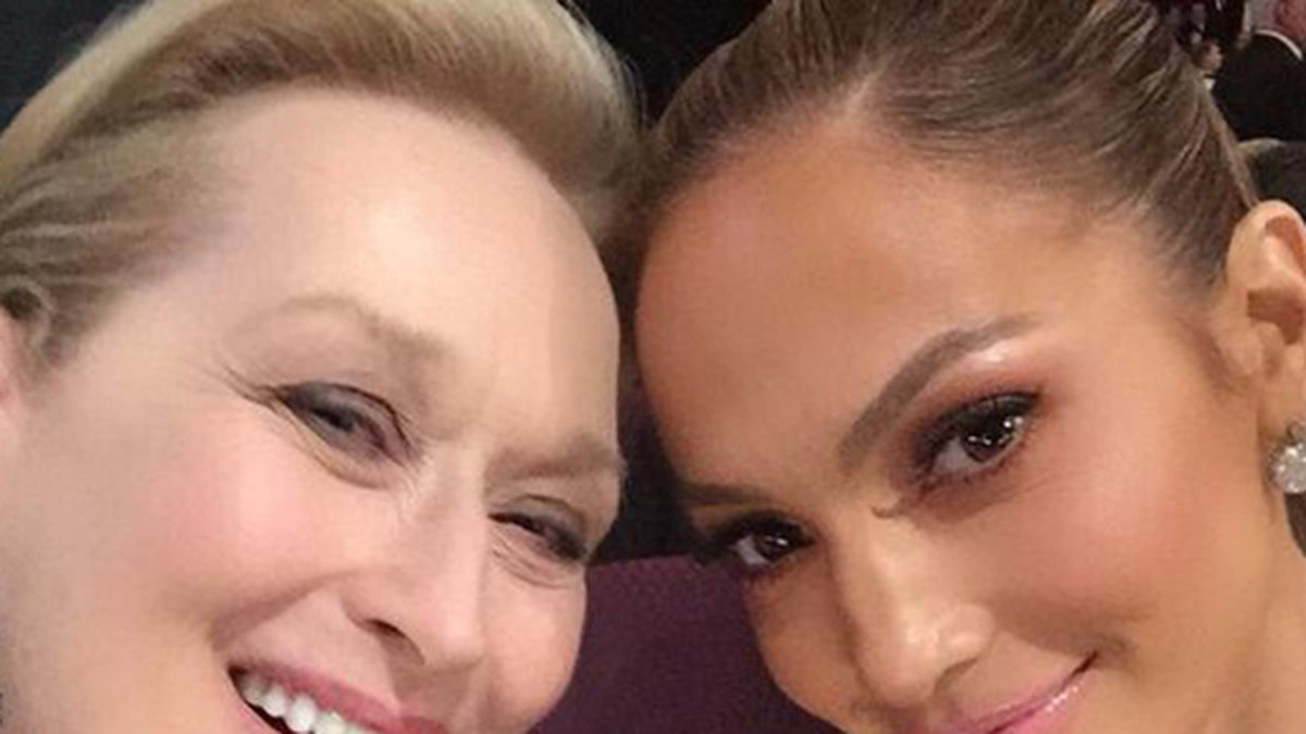 Jennifer Lopez och Meryl Streep tar en selfie på Oscarsgalan. 