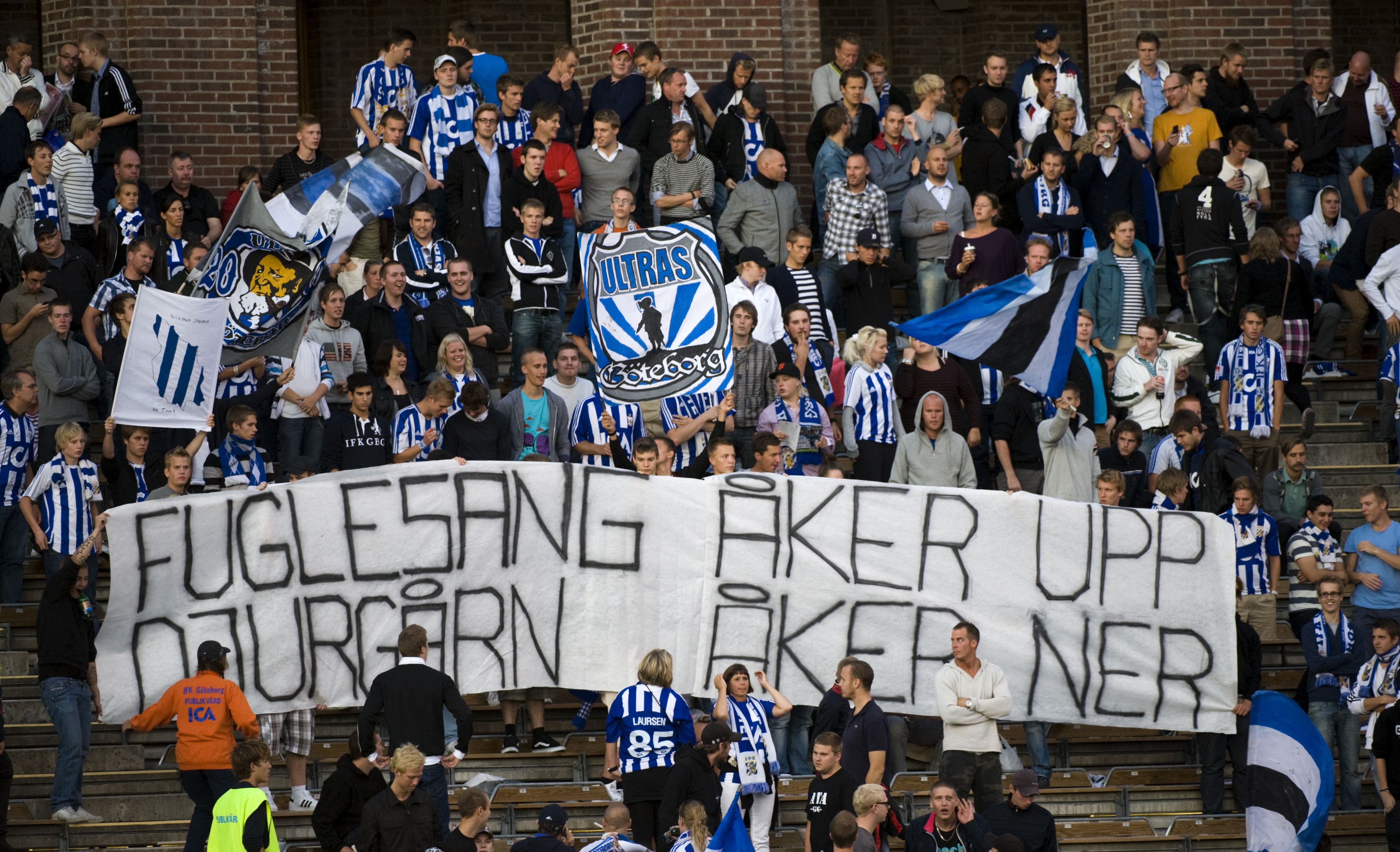 Och IFK-fansen var inte sena med att håna Djurgårdens kräftgång.