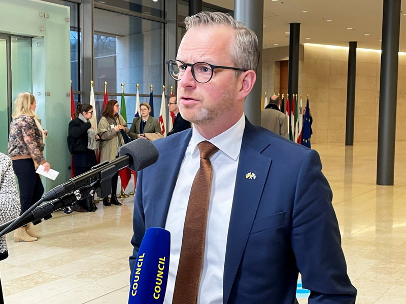 Finansminister Mikael Damberg (S) på väg in till tisdagens EU-möte i Luxemburg.