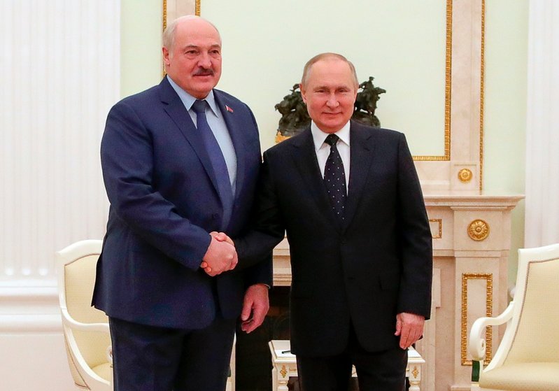 Belarus president Aleksandr Lukasjenko tillsammans med 'sin storebror' Rysslands president Vladimir Putin under ett möte tidigare i år. Arkivbild.