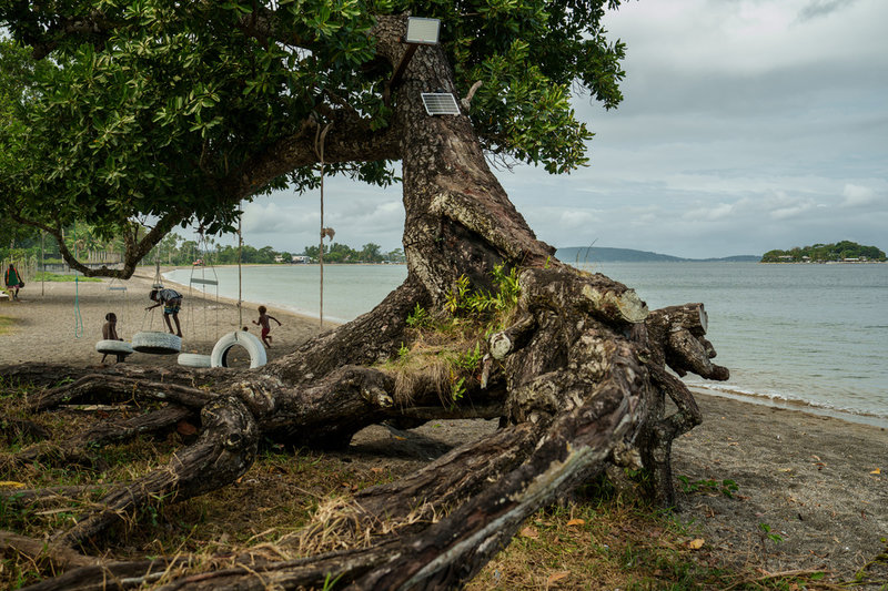 Barn leker på en strand på Vanuatu, som en gång i tiden var kantad av vegetation. "Mitt folks överlevnad står på spel", sade önationens justitieminister Arnold Kiel Loughman när han hördes av ICJ i december. Bild från den 19 juli.